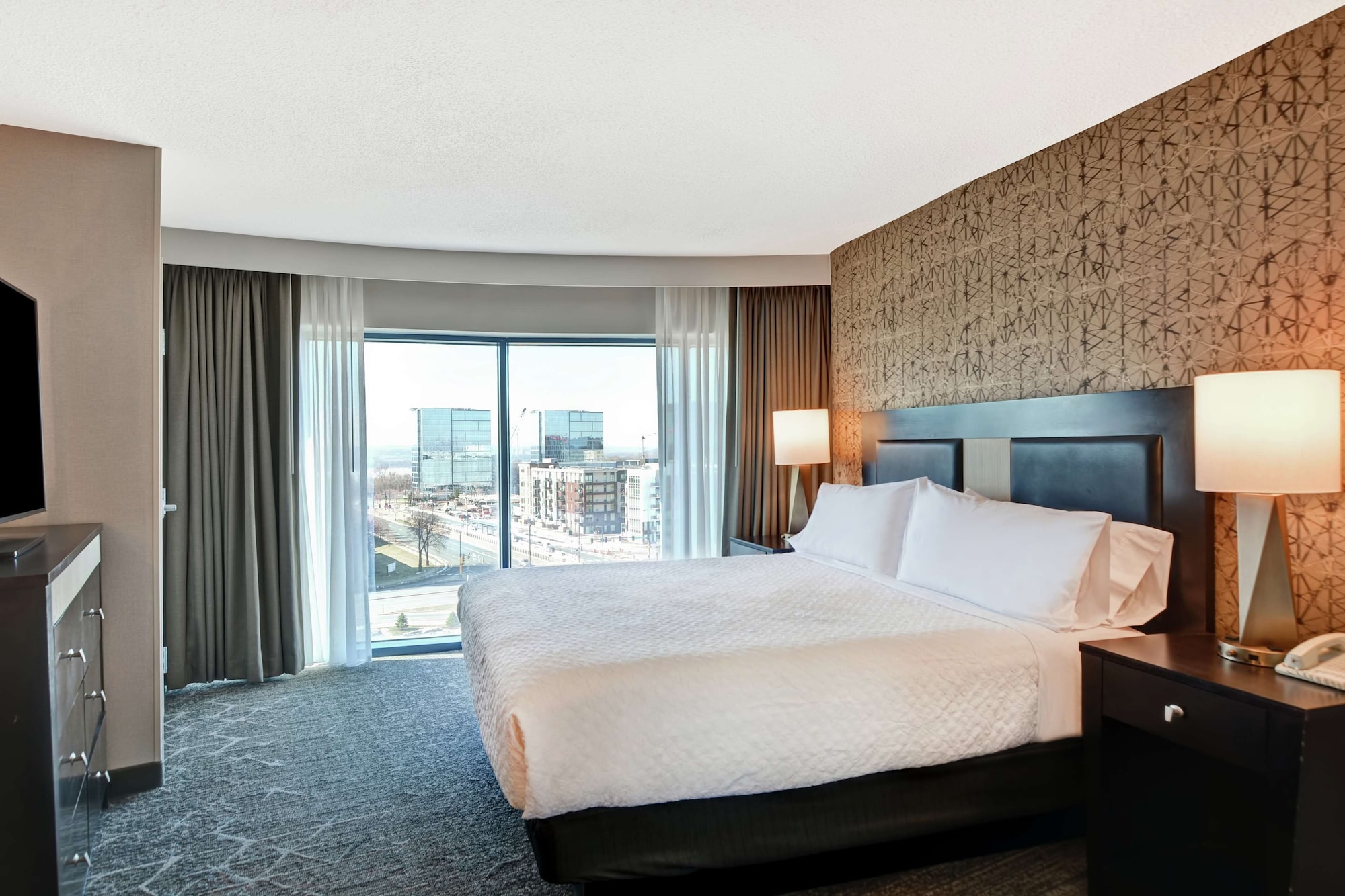 SUITE, KING BED, CORNER, ACCESSIBLE