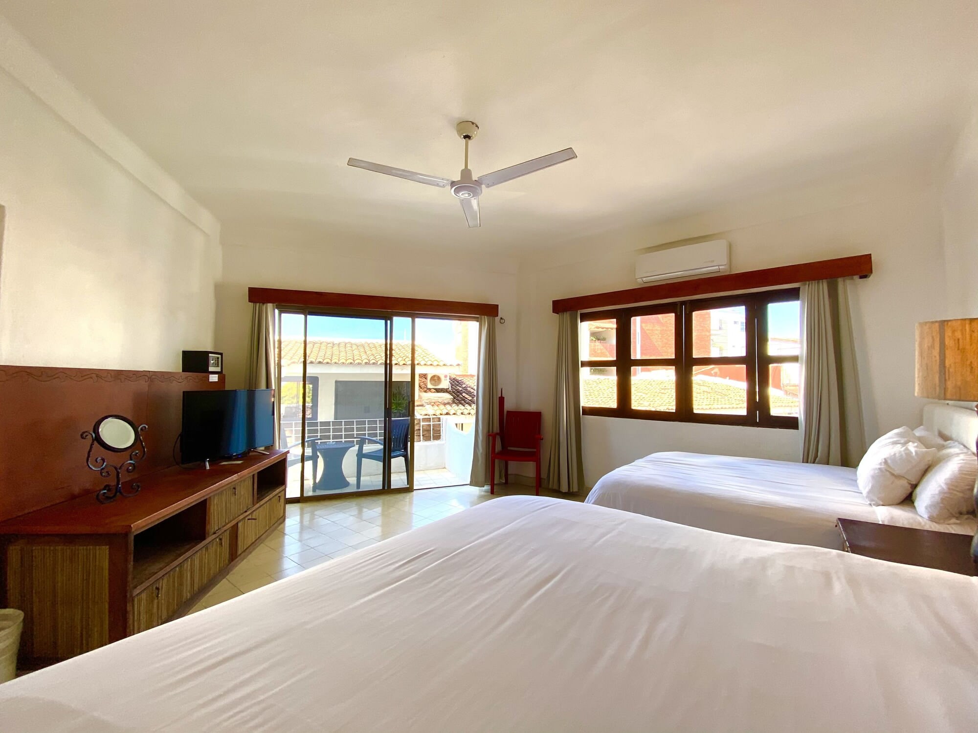 DELUXE, 2 QUEEN BEDS