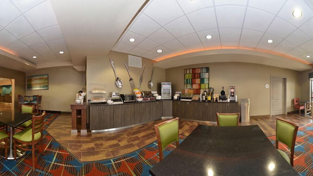 Holiday Inn Express and Suites - Junction City, Kansas 6/35