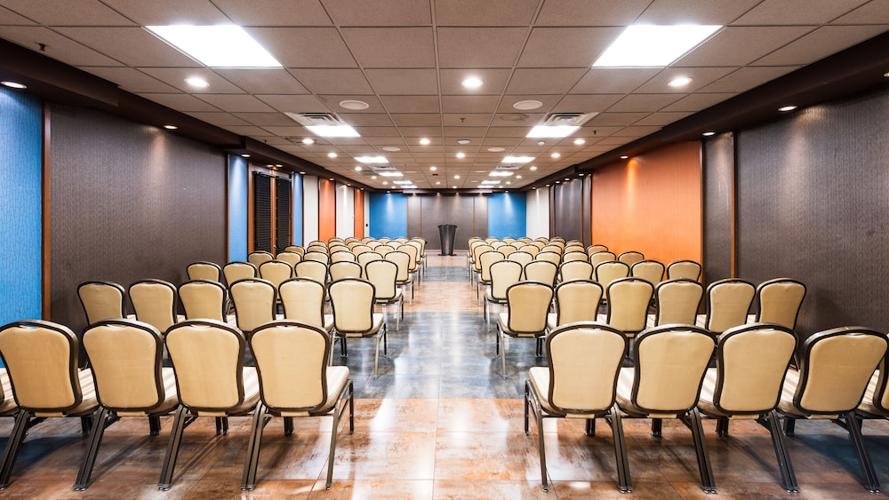 Holiday Inn Newark International Airport An Ihg Hotel 74/84