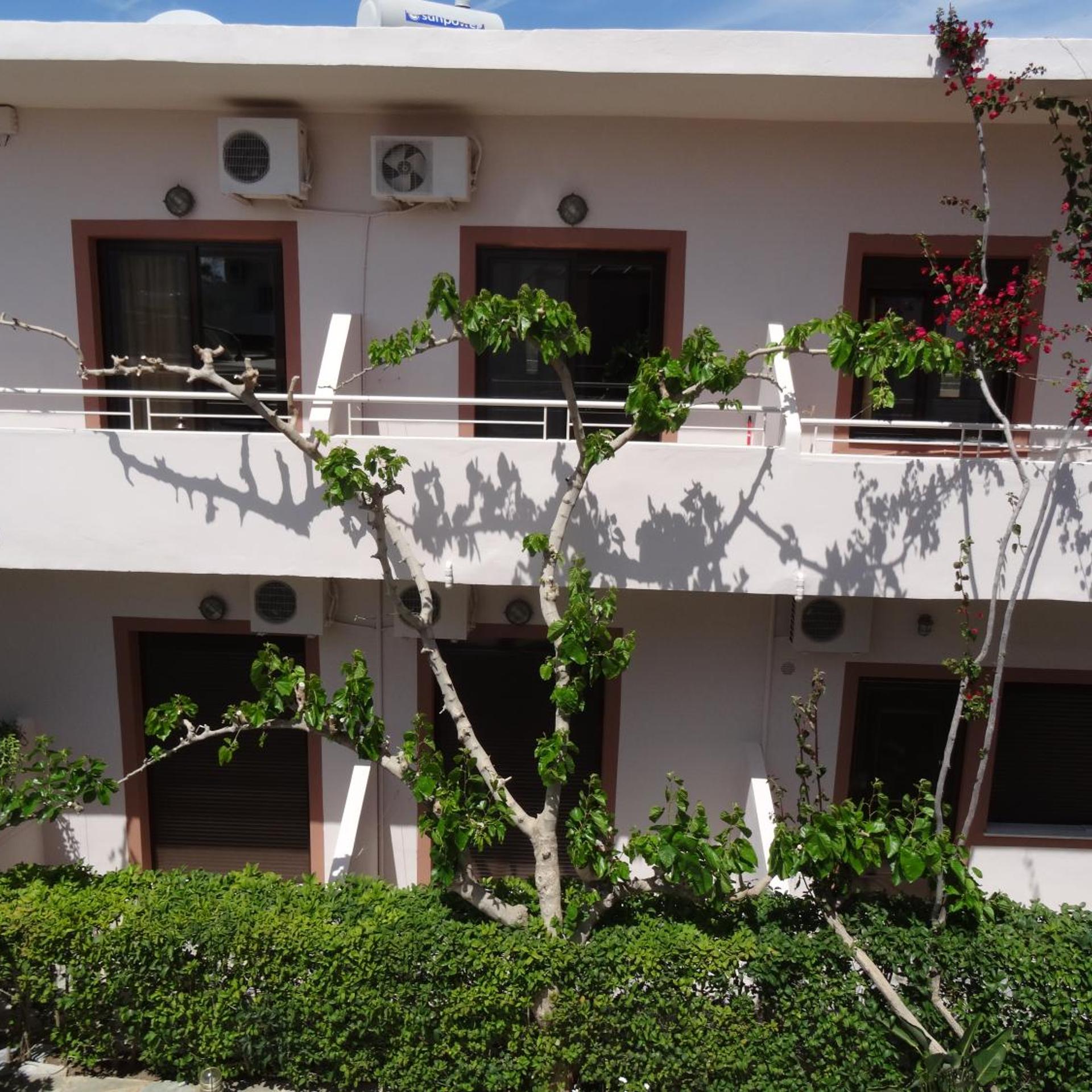 Lito Apartments 10/58