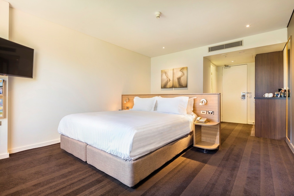 Crowne Plaza Canberra 11/81