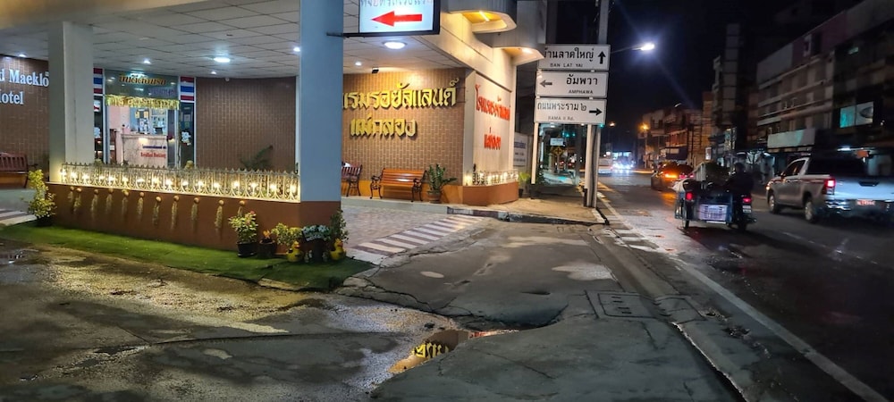 Royal Land Mae Klong Hotel 39/42