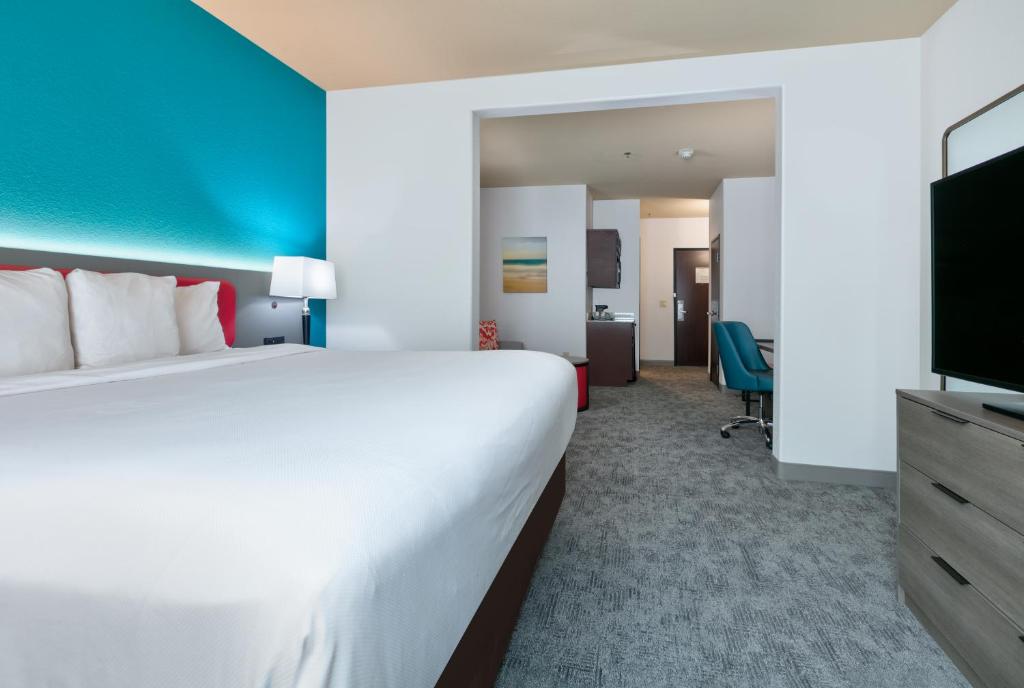 SUITE, KING BED, ACCESSIBLE