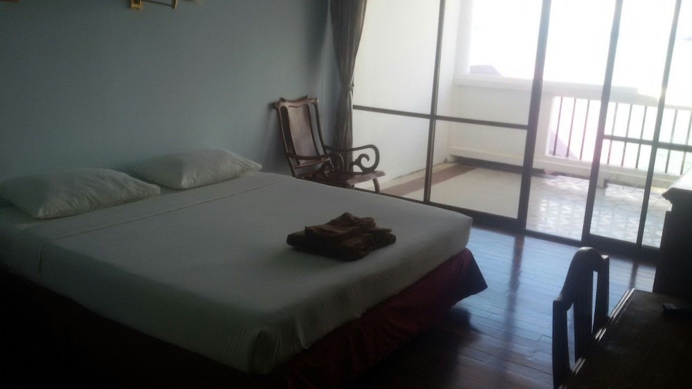 Jansom Beach Resort 37/67