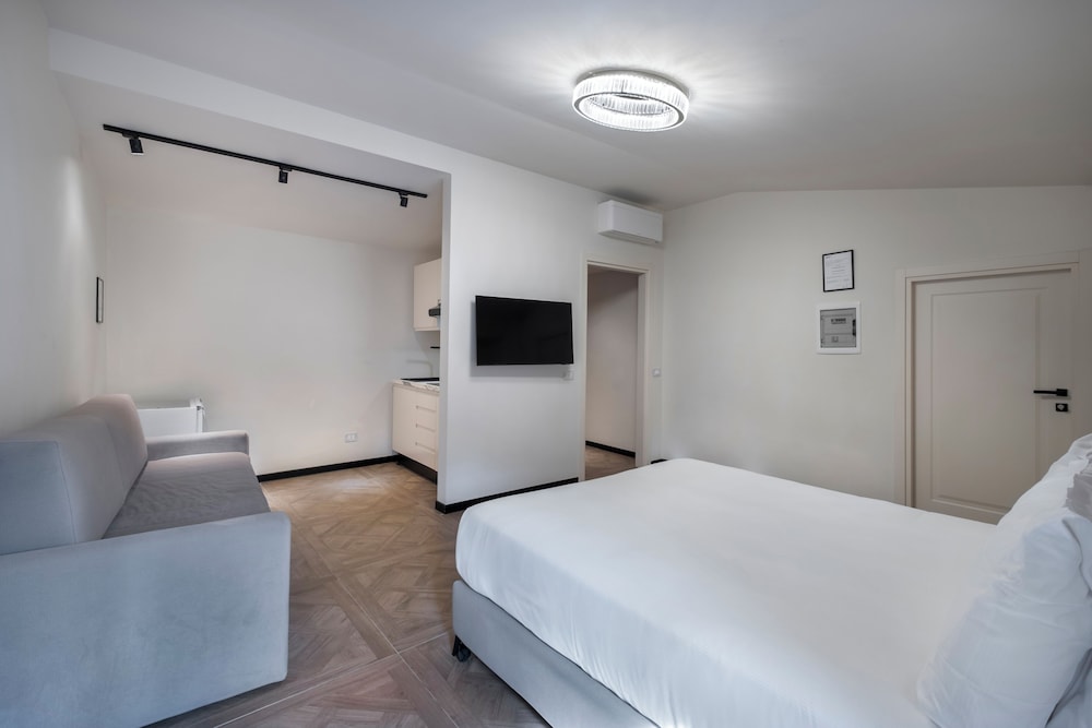 SUITE, QUEEN BED, SOFA