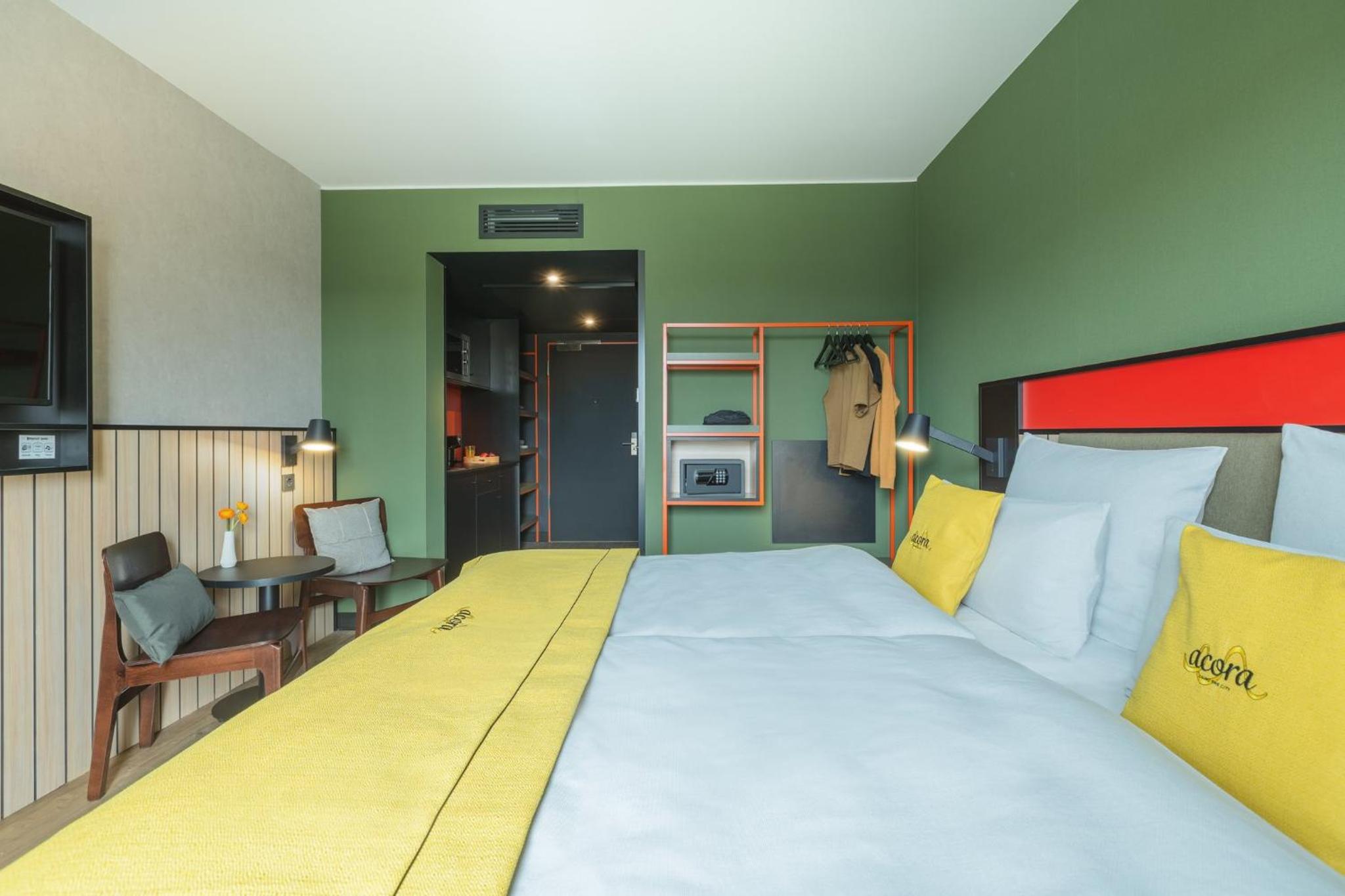 غرفة بريميوم بسرير كينج وسرير كوين بمطبخ صغير، Holiday Inn - the niu, Amity Potsdam by IHG 8/10