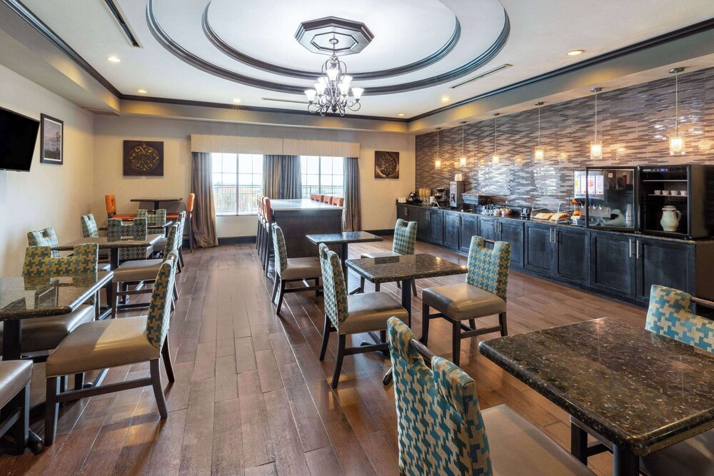 La Quinta Inn & Suites by Wyndham Fort Worth - Lake Worth 39/50