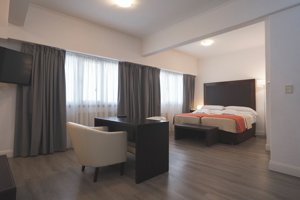 غرفة سوبيريور رباعية بسرير كينج وسريرين منفصلين، HOTEL TOLOSA 4/10