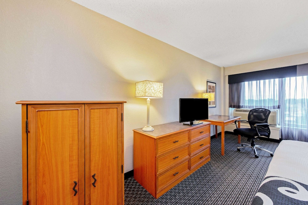 La Quinta Inn Suites New Orleans Airport 32/50