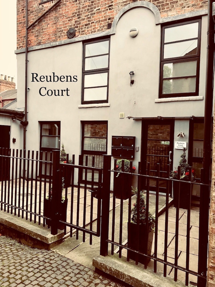 Reubens Court and City Apartments 1/33