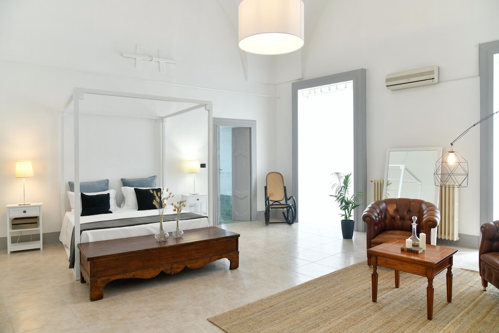 JUNIOR SUITE, QUEEN BED, CITY VIEW