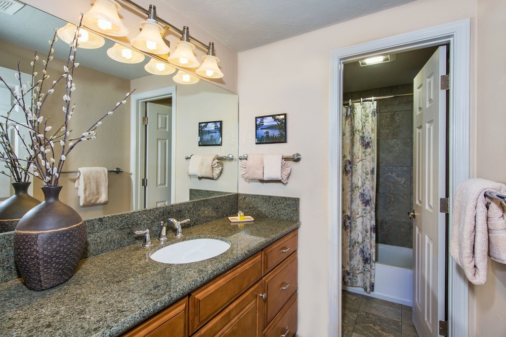 Tahoe Lakeshore Lodge & Spa 49/62