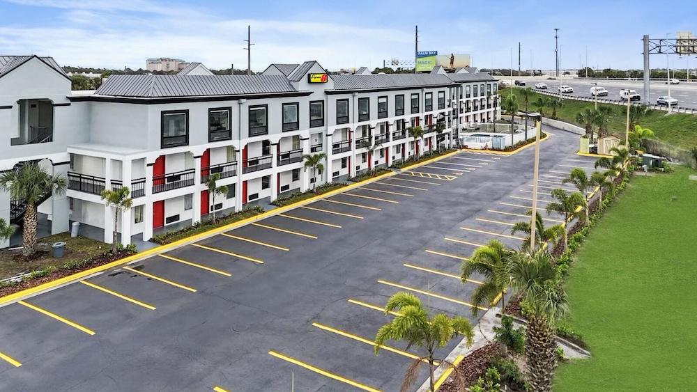 Super 8 by Wyndham Orlando Near Florida Mall 49/54