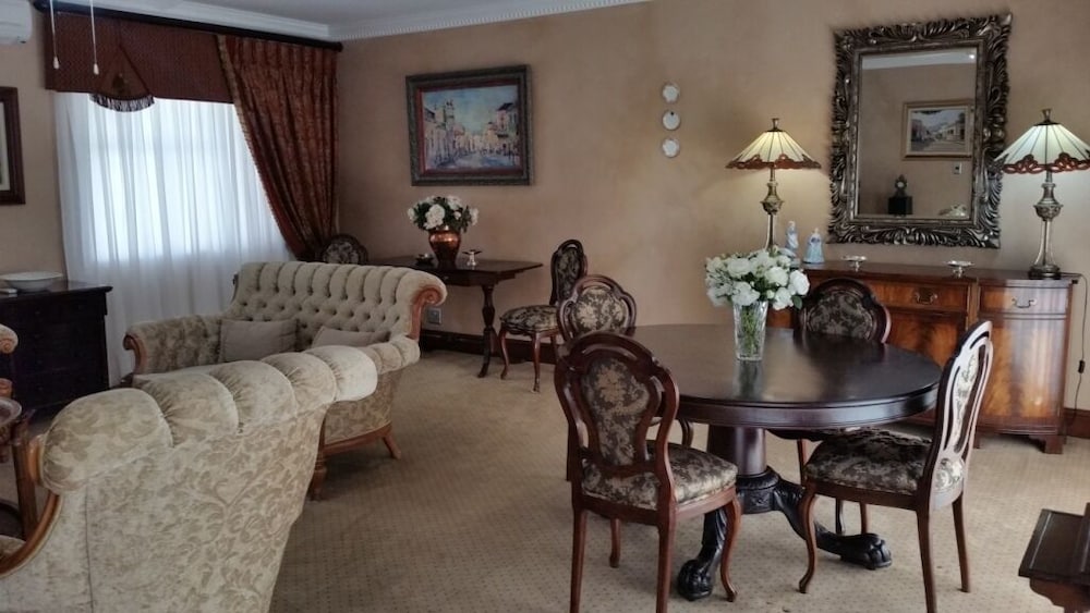 Royal Ridge Guest House and Apartments 54/70