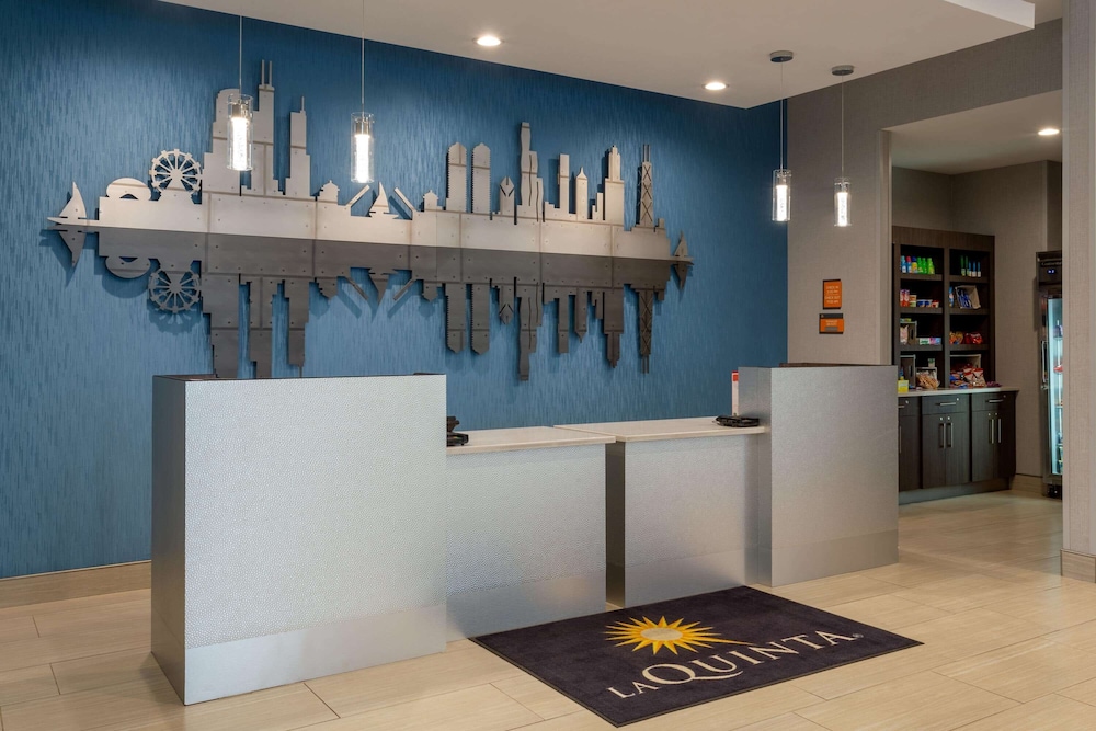 La Quinta Inn & Suites by Wyndham Shorewood 6/40
