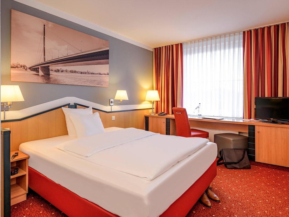 STANDARD, QUEEN BED