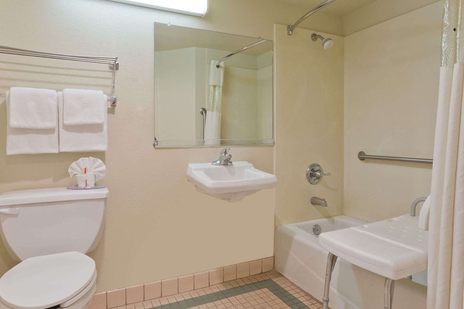 Days Inn by Wyndham Lathrop 32/37
