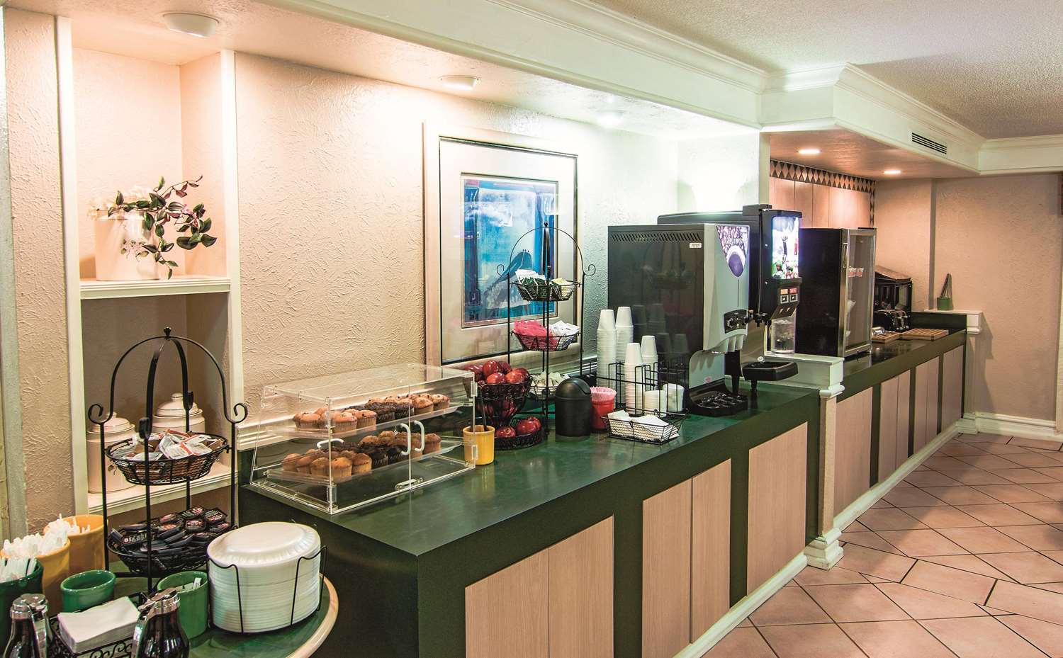 Norwood Inn & Suites by BlissPoint 26/38