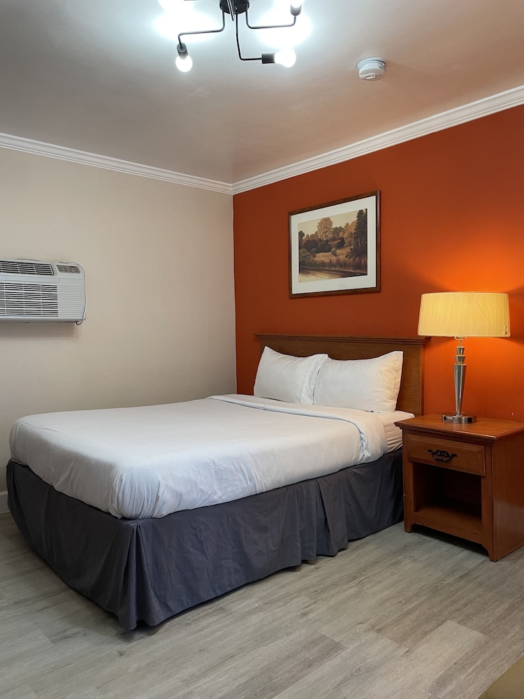 Howard Johnson by Wyndham Ridgecrest, CA 18/63