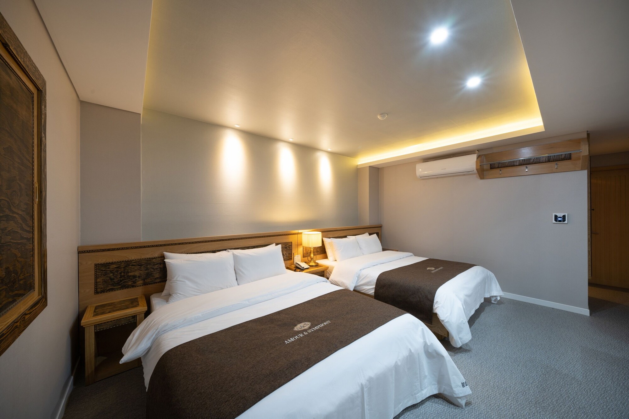 FAMILY, TWIN BEDS