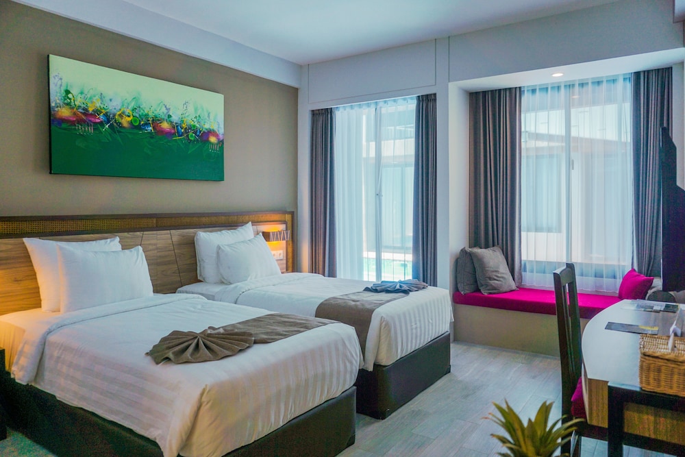 DELUXE POOL SIDE ROOM