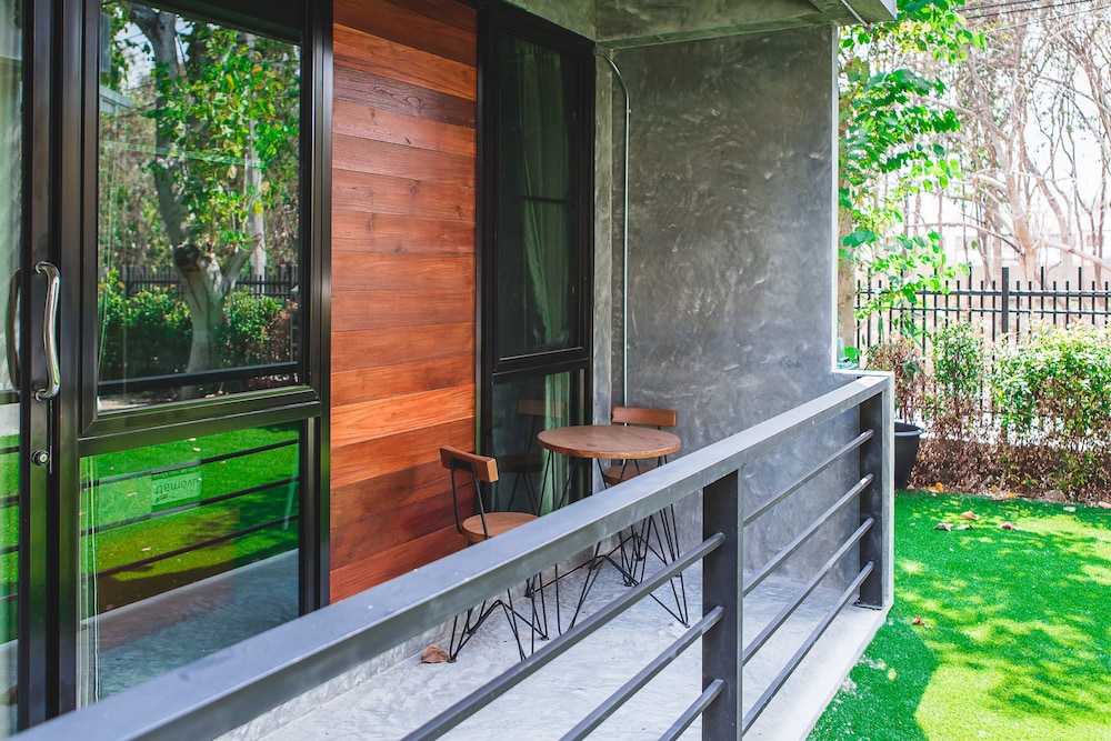 Stucco Loft Residency 7/72