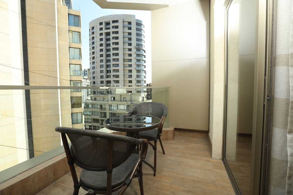 Britannia Suites 6/37