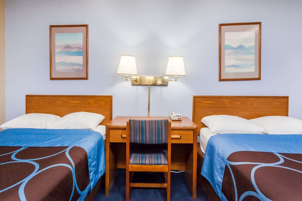Super 8 by Wyndham Sidney NY 5/30