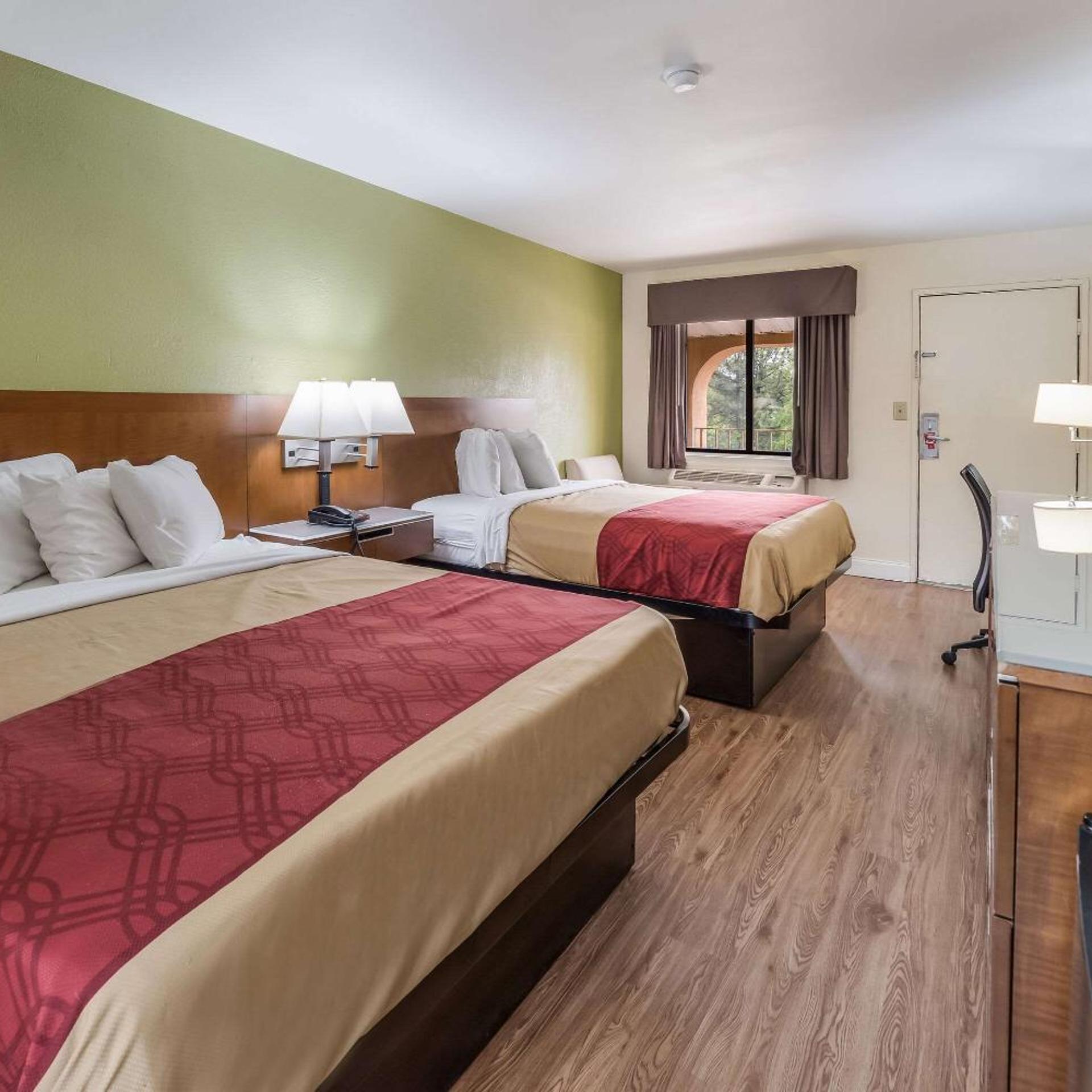 Room, 3 Queen Beds, Queen Bed