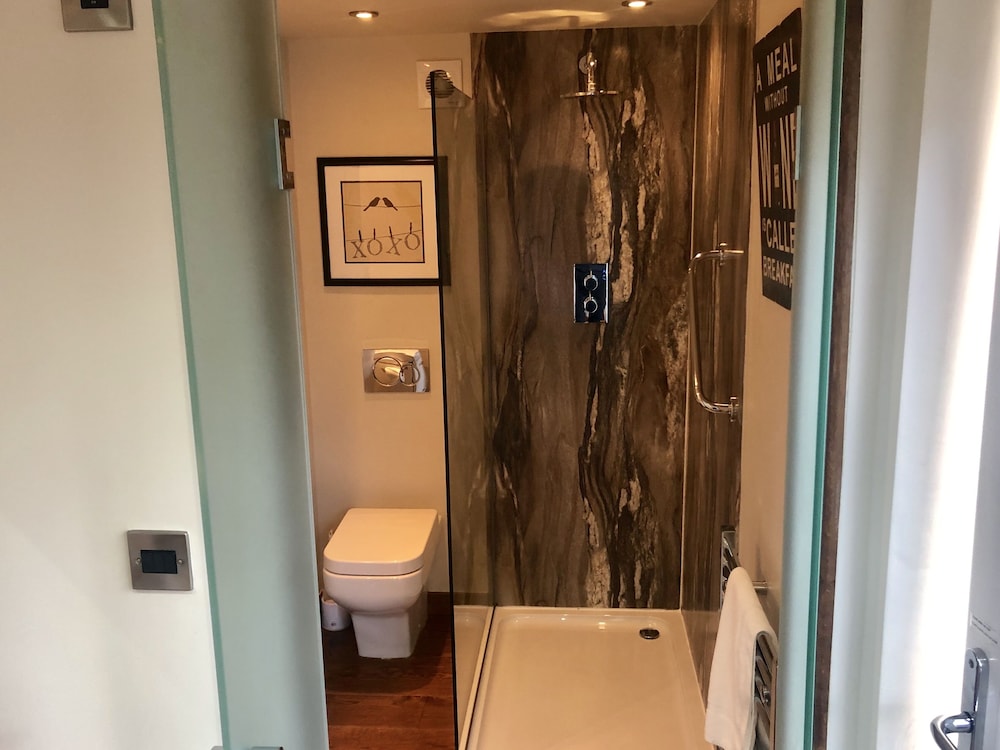 Inn at Cheltenham Parade 17/42