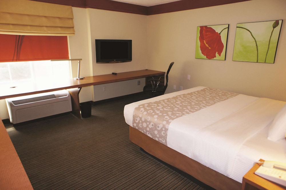 La Quinta Inn & Suites by Wyndham Raleigh Cary 13/44