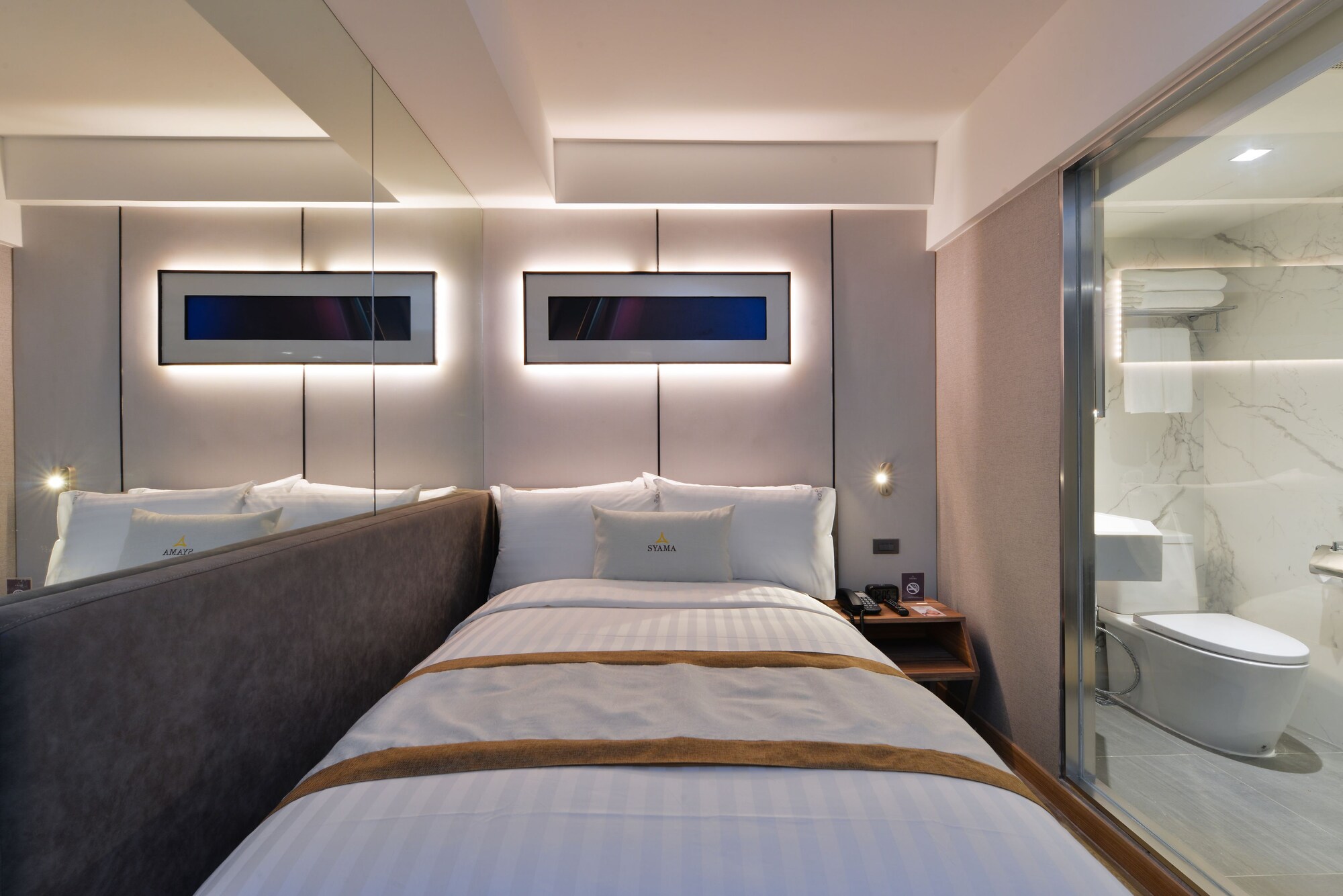 SUPERIOR, QUEEN BED