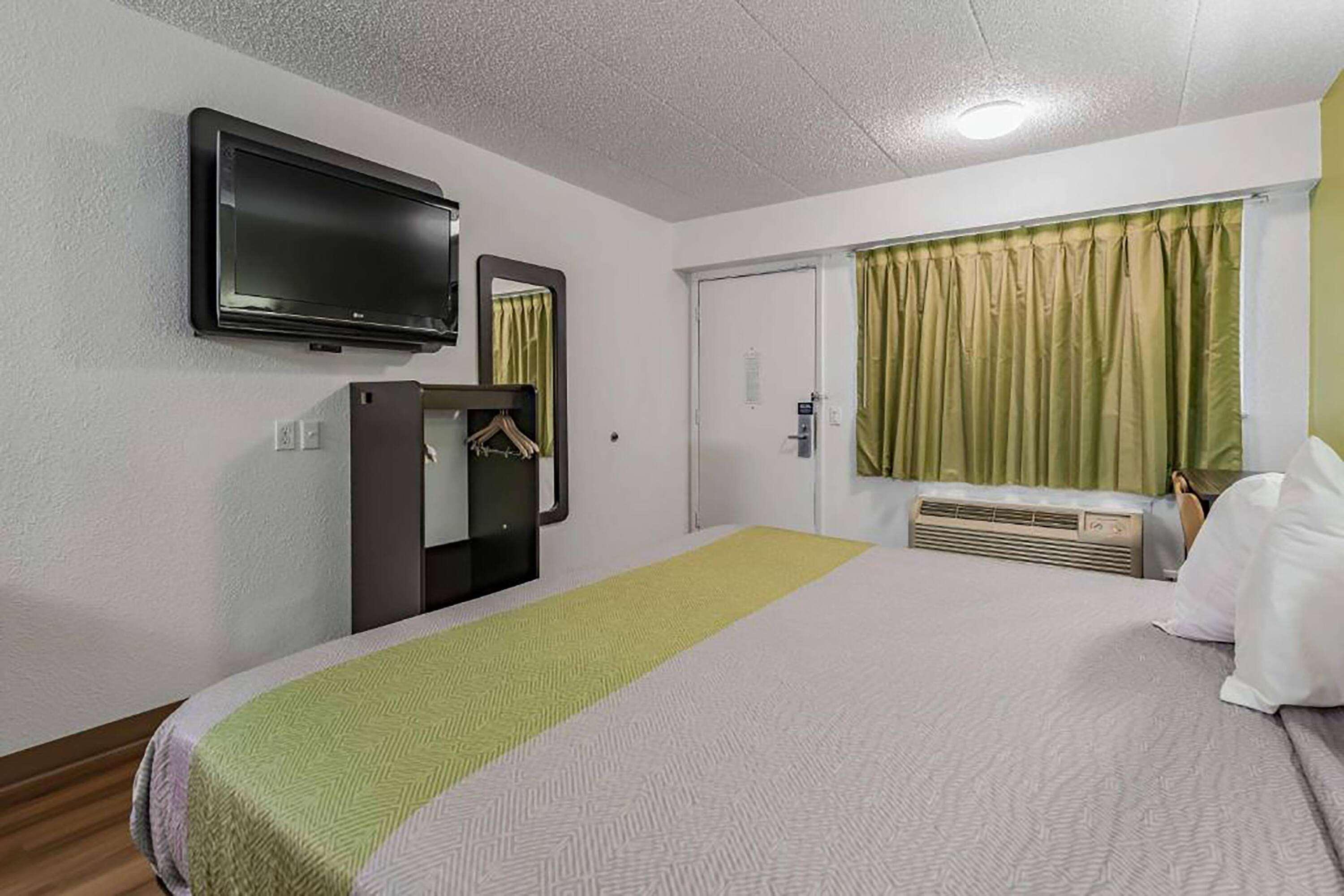 ROOM, KING BED, SMOKING, ACCESSIBLE