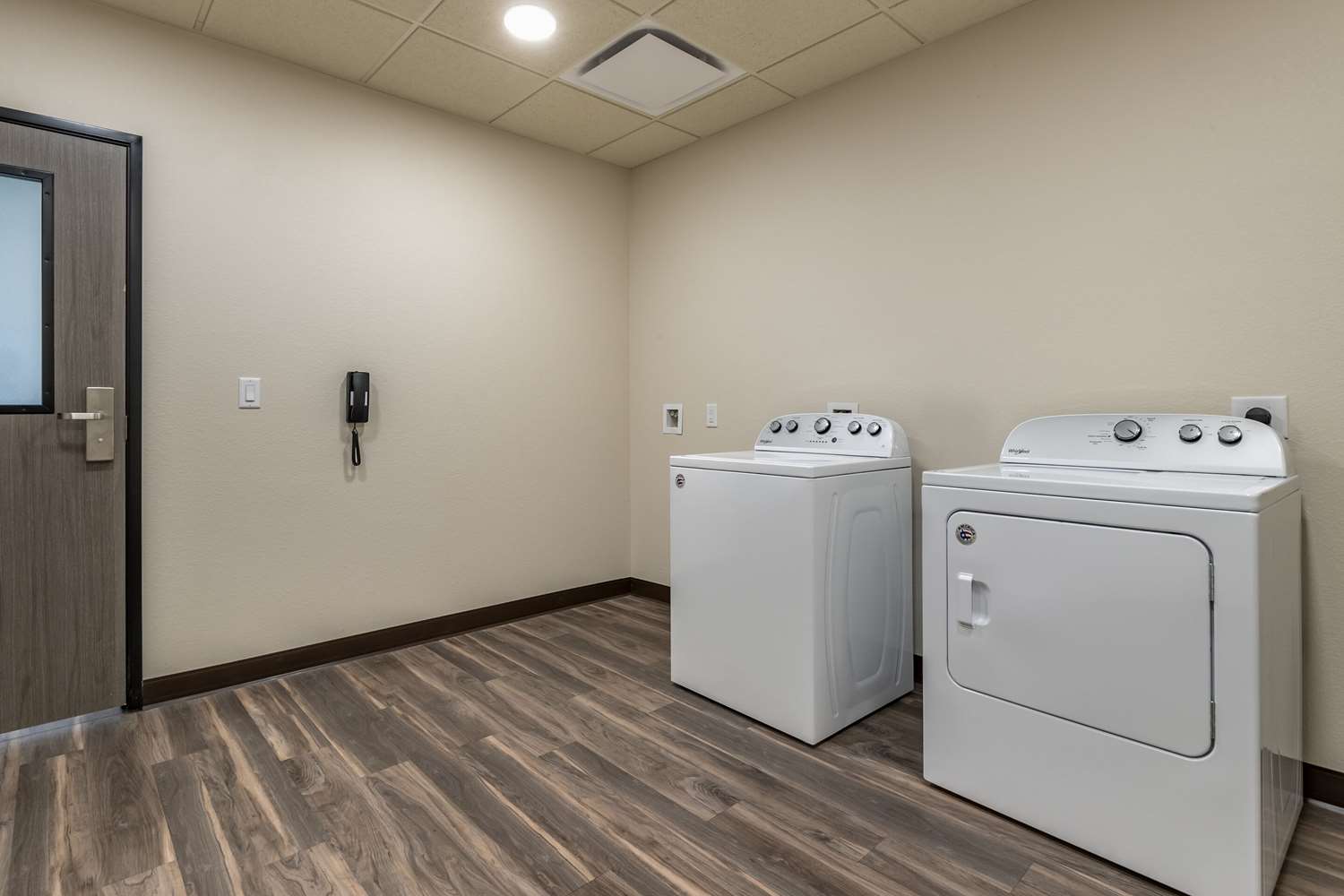 MainStay Suites Milwaukee/Franklin, WI 21/28