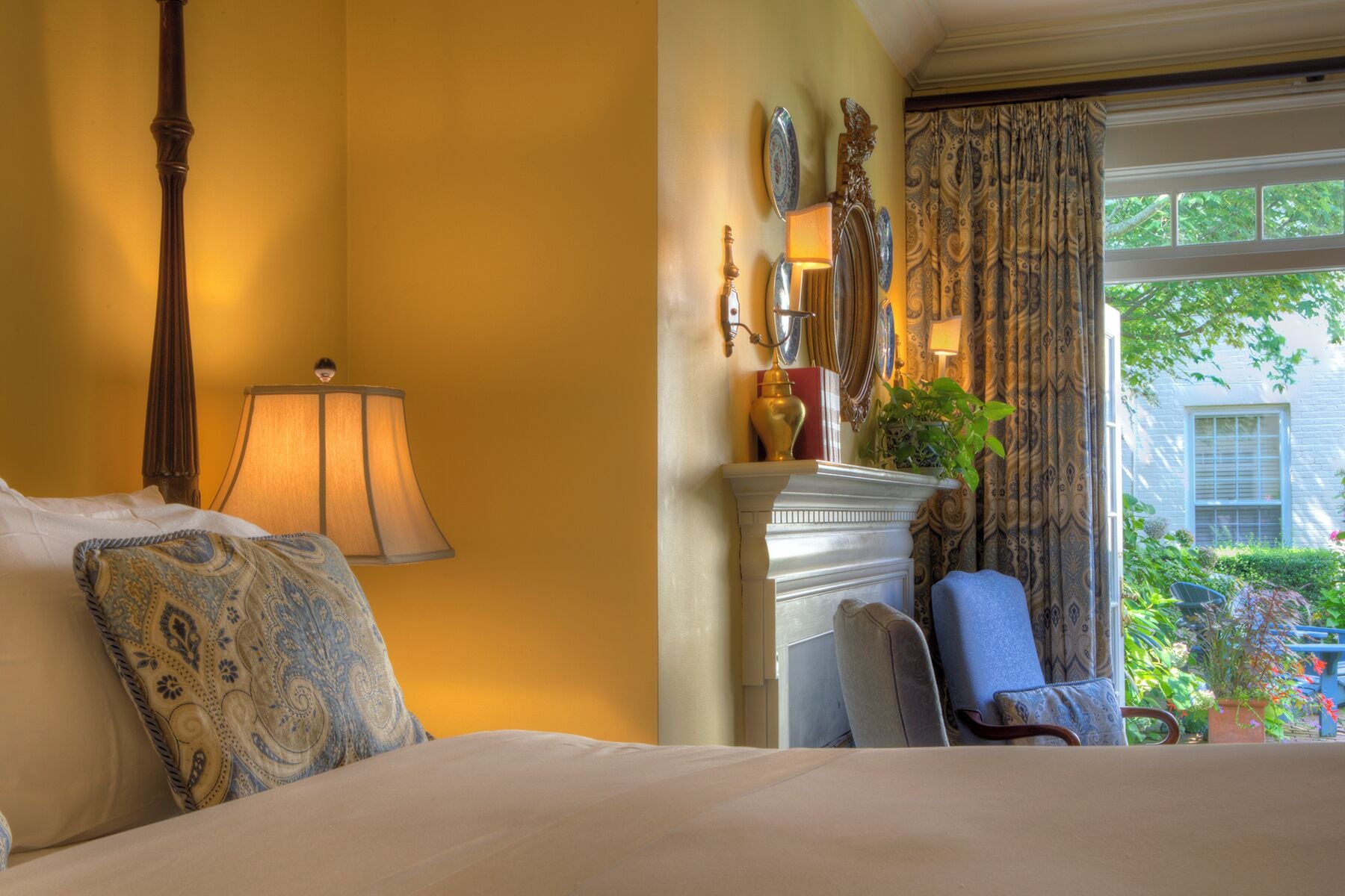 Courtyard, Queen Bed