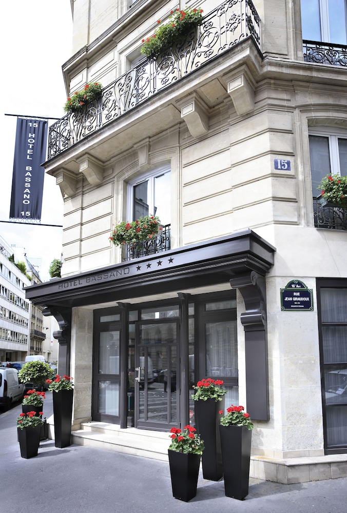 Hotel Bassano in PARIS