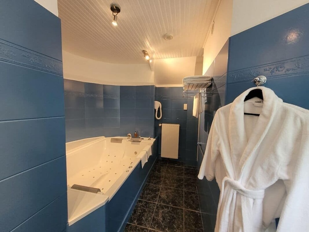 Spa, 1 King and 1 Single Beds