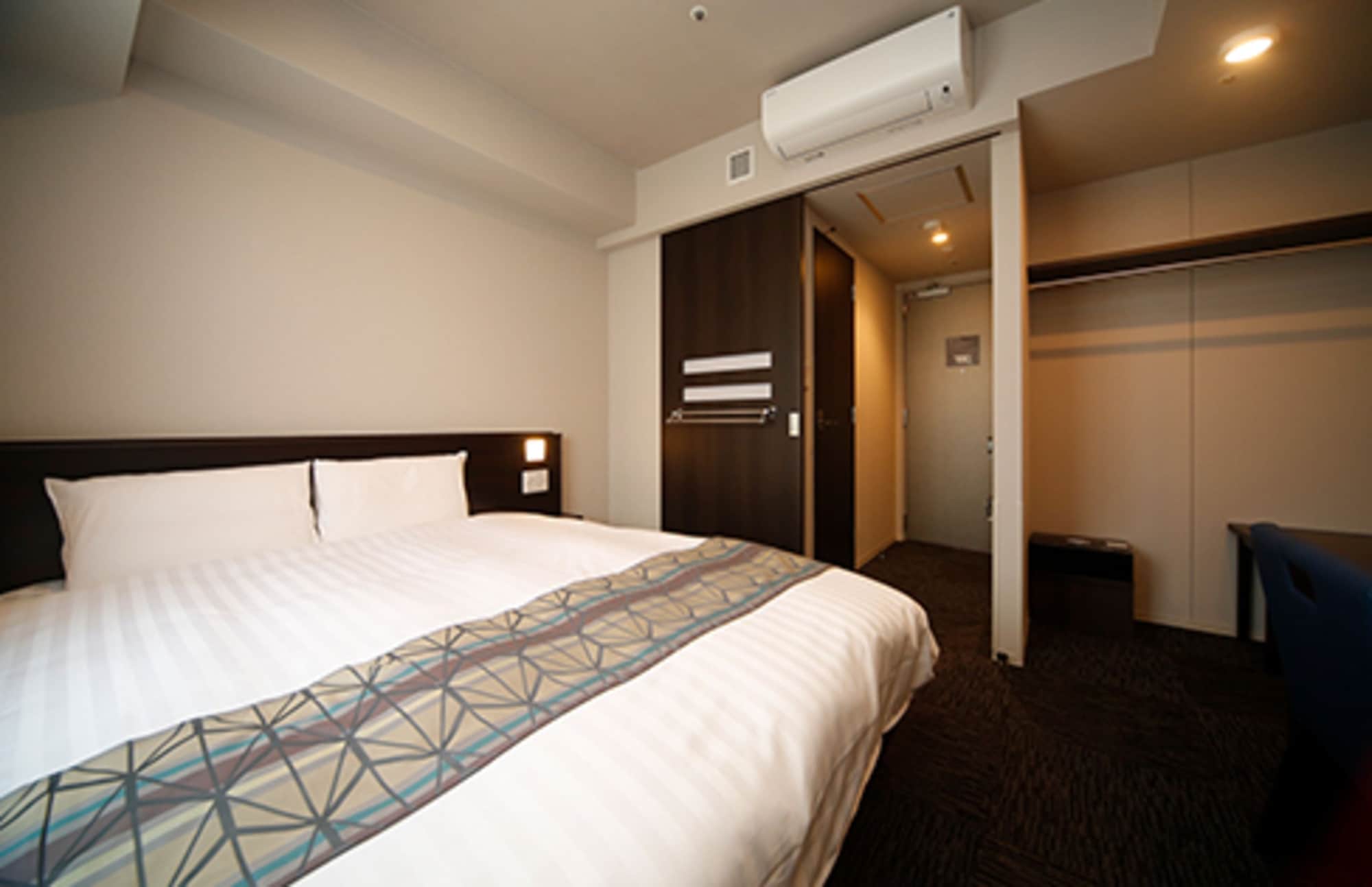ROOM, QUEEN BED
