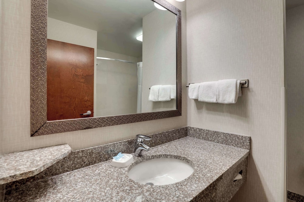 Drury Inn & Suites Charlotte Northlake 48/50