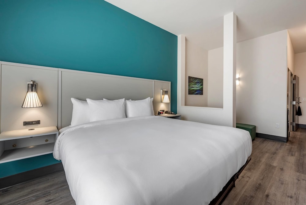 SUITE, KING BED, ACCESSIBLE