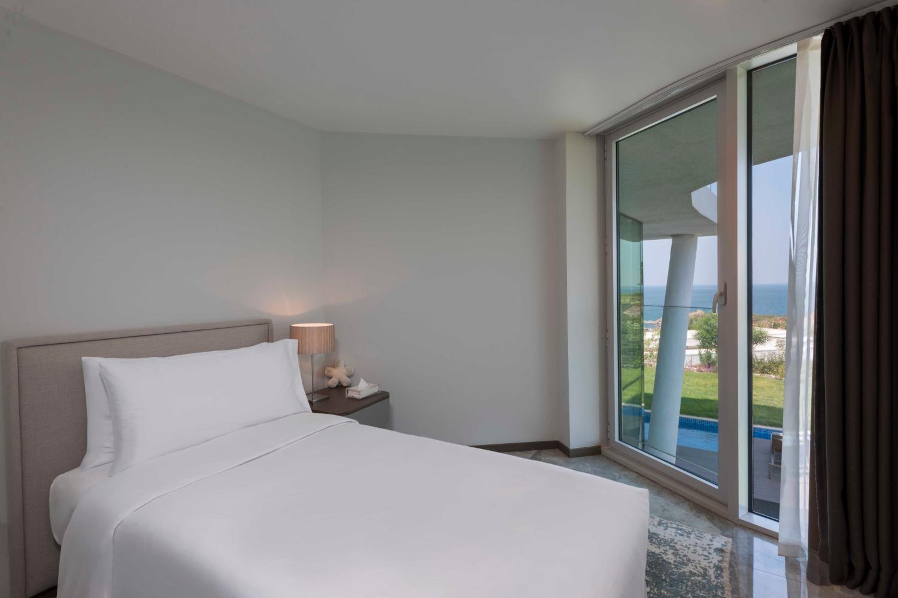 4 Bedrooms, Pool, Villa, King Bed, Sea View, Garden Access, Garden Floor