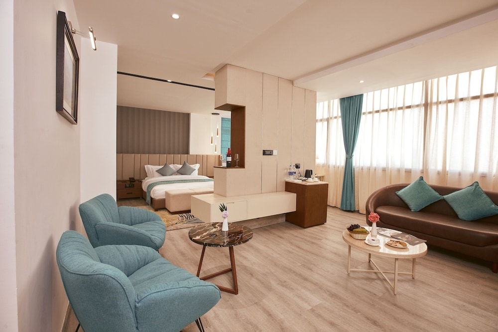 Indreni Suites Hotel 28/36