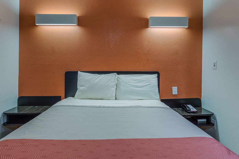Motel6 Simpsonville, SC - Greenville 24/50