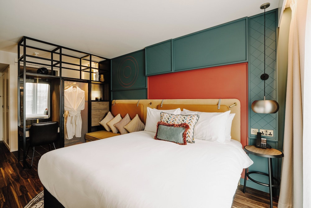 Deluxe, Queen Bed, Sofa