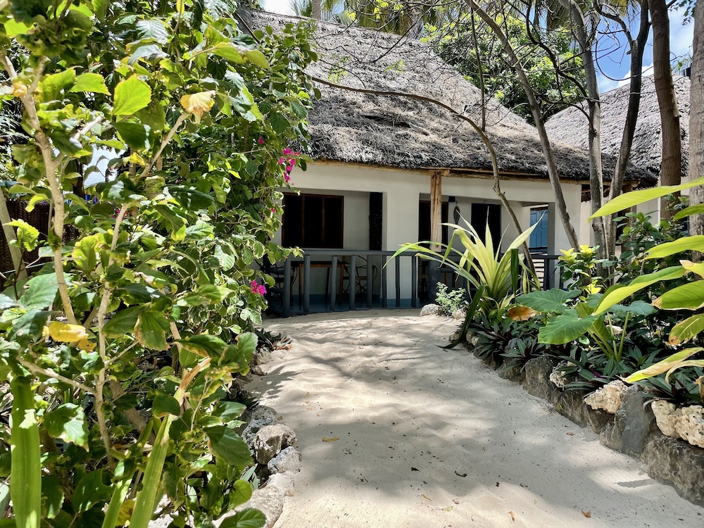 Blue Reef Sport And Fishing Lodge & Bungalows 43/49