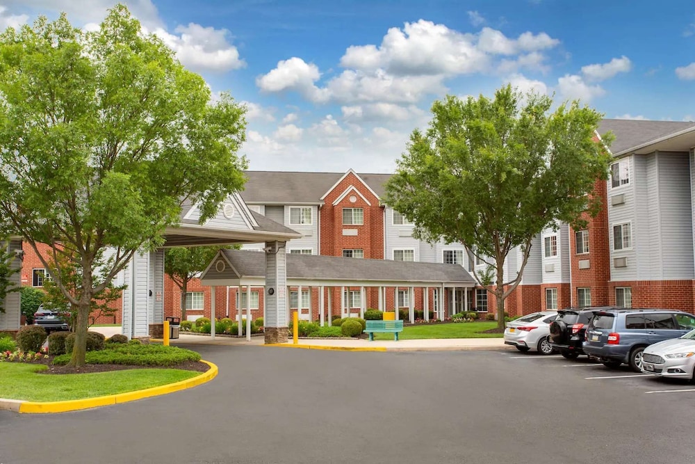 Microtel Inn & Suites by Wyndham Philadelphia Airport 12/16