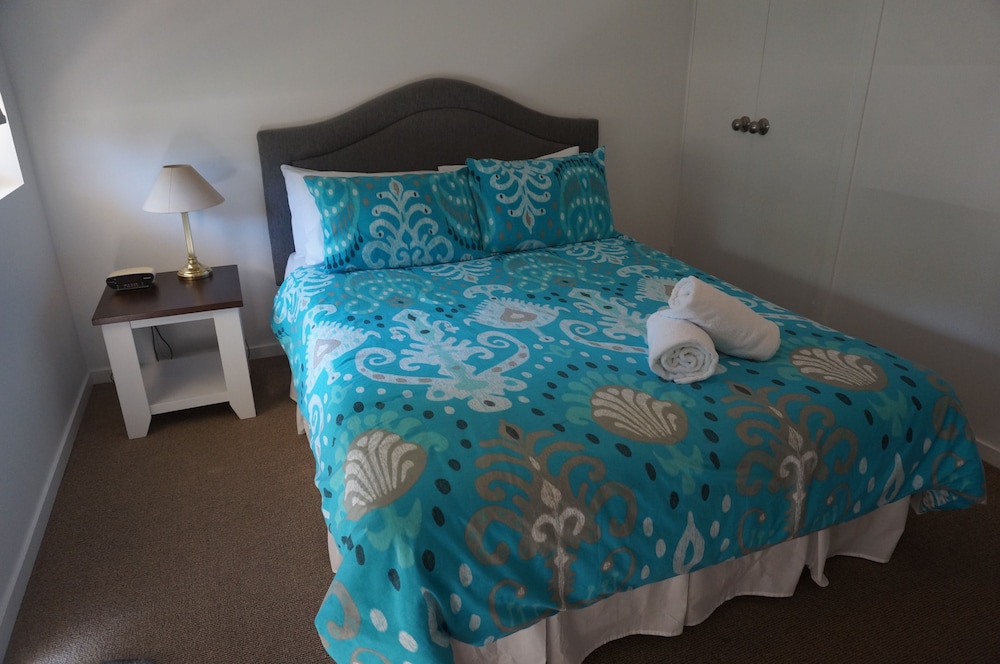 MOORINGS BEACH RESORT 22/77
