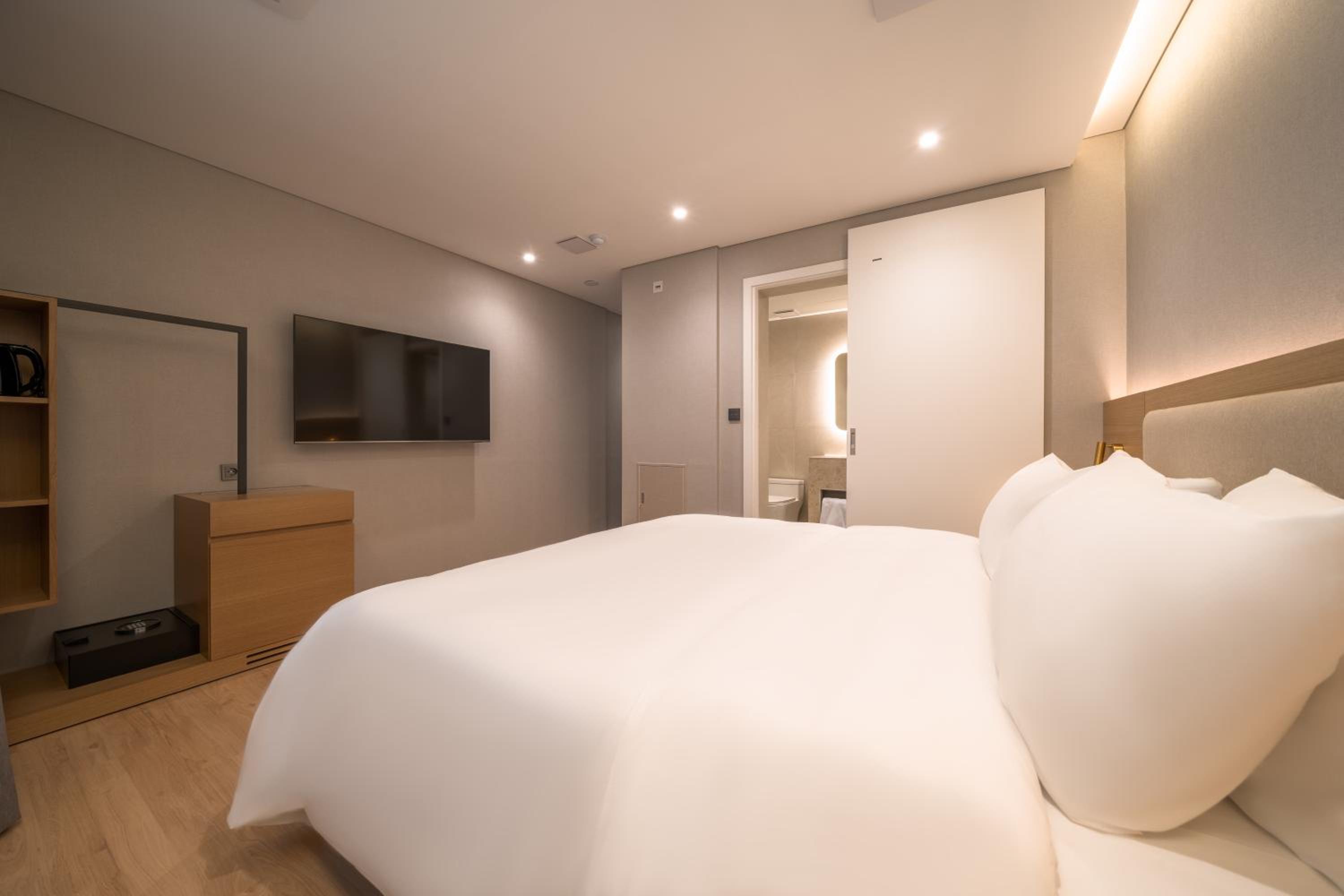 غرفة قياسية بسرير مزدوج، Comfort inn Yeouido 8/9