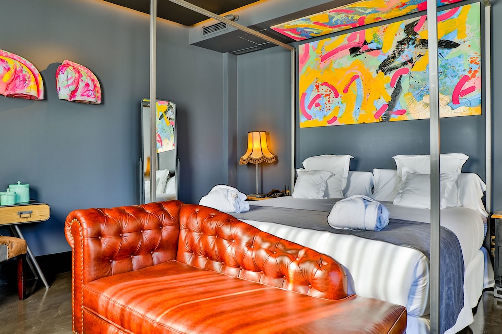 Hotel Lobby Room 33/67